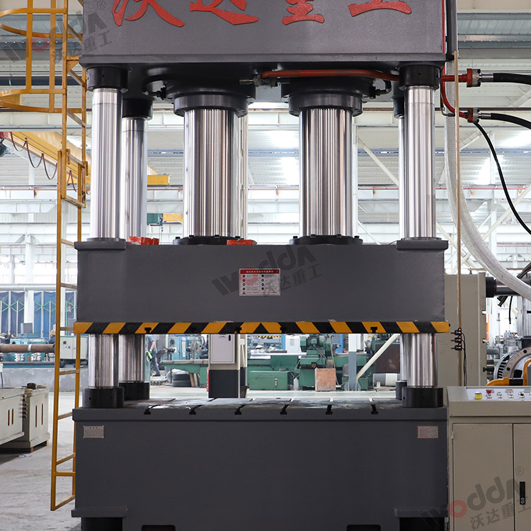 800噸液壓機(jī)(四柱、工作臺) 800噸液壓機(jī)(四柱、工作臺)