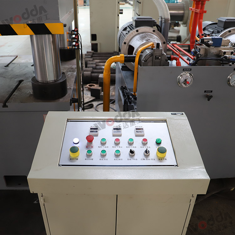 800噸液壓機(jī)(集中按鈕控制臺) 800噸液壓機(jī)(集中按鈕控制臺)