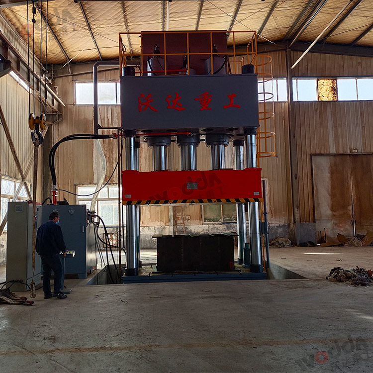 1500噸四柱液壓機(jī) 1500噸四柱液壓機(jī)