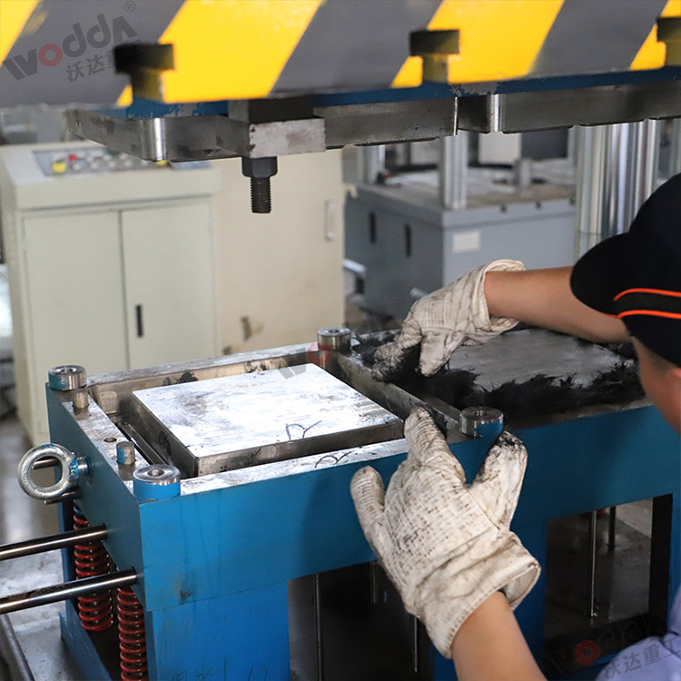 樹(shù)脂井蓋成型液壓機(jī)模具(圖1) 樹(shù)脂井蓋成型液壓機(jī)模具(圖1)