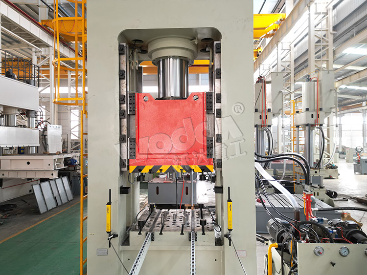 630噸框架式液壓機(滑塊與工作臺) 630噸框架式液壓機(滑塊與工作臺)