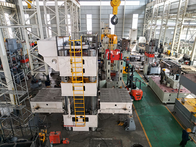 3000噸液壓機(jī)車間制造現(xiàn)場(chǎng) 3000噸液壓機(jī)車間制造現(xiàn)場(chǎng)