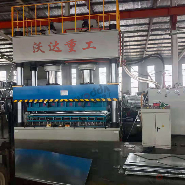 1000噸不銹鋼水箱成型液壓機(jī) 1000噸不銹鋼水箱成型液壓機(jī)