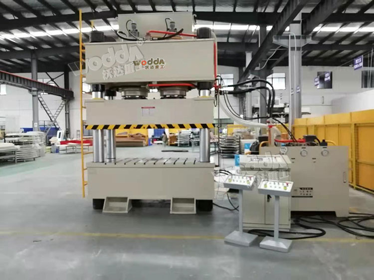 800噸四柱液壓機(jī)沖壓汽車配件成型客戶車間 800噸四柱液壓機(jī)沖壓汽車配件成型客戶車間