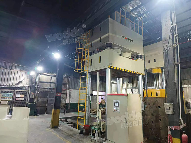 1500噸復(fù)合材料模壓機客戶車間現(xiàn)場.jpg