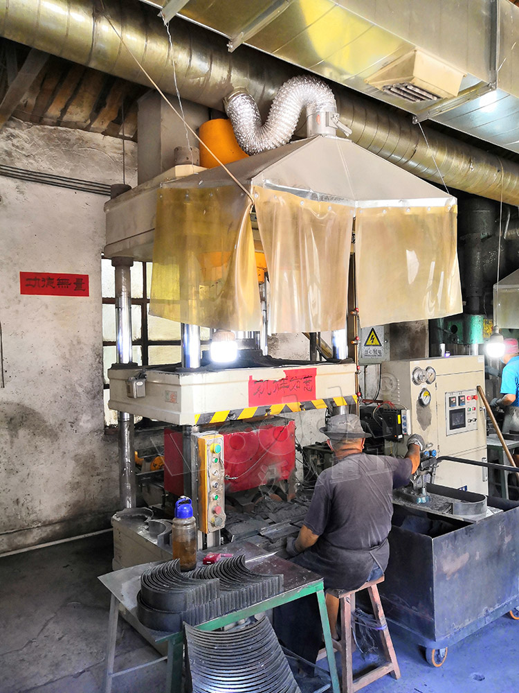 315噸剎車片液壓機(jī) 315噸剎車片液壓機(jī)