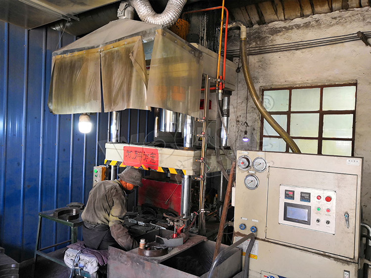 熱壓成型315噸剎車片液壓機(jī) 熱壓成型315噸剎車片液壓機(jī)