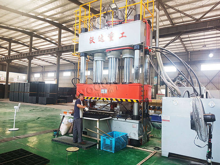 1000噸塑料建筑模板成型液壓機(jī)客戶(hù)加工現(xiàn)場(chǎng)
