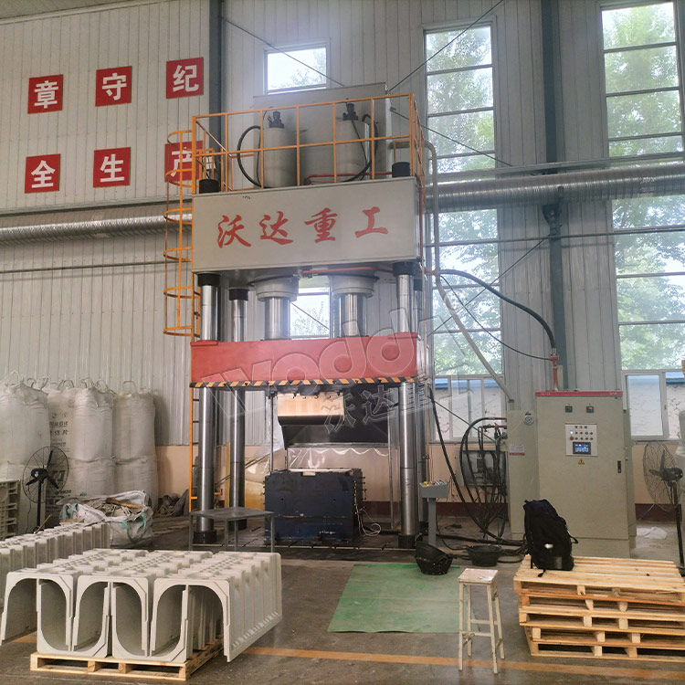 800四柱液壓機(jī)(U型排水溝成型液壓機(jī))客戶現(xiàn)場 800四柱液壓機(jī)(U型排水溝成型液壓機(jī))客戶現(xiàn)場