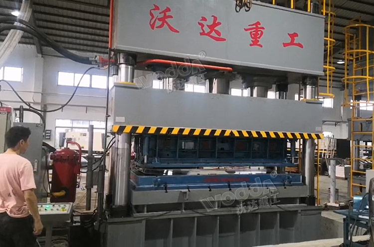 1250噸不銹鋼水箱板液壓機(jī)客戶(hù)現(xiàn)場(chǎng)