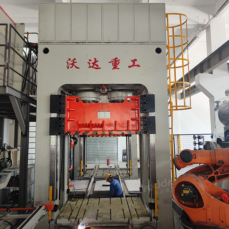 800噸復合材料液壓機客戶現(xiàn)場