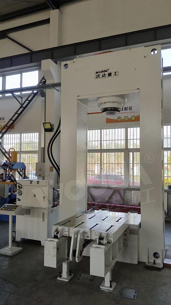 315噸龍門(mén)框架式液壓機(jī)