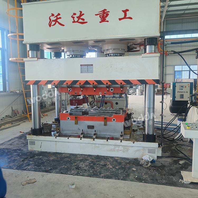 630噸樹(shù)脂仿古瓦成型液壓機(jī).jpg