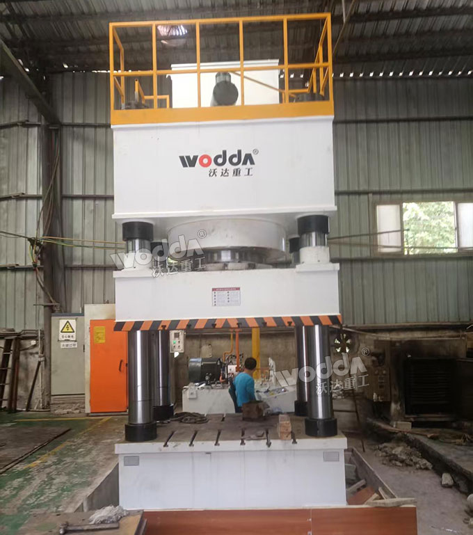 1600噸四柱液壓機.jpg 1600噸四柱液壓機.jpg