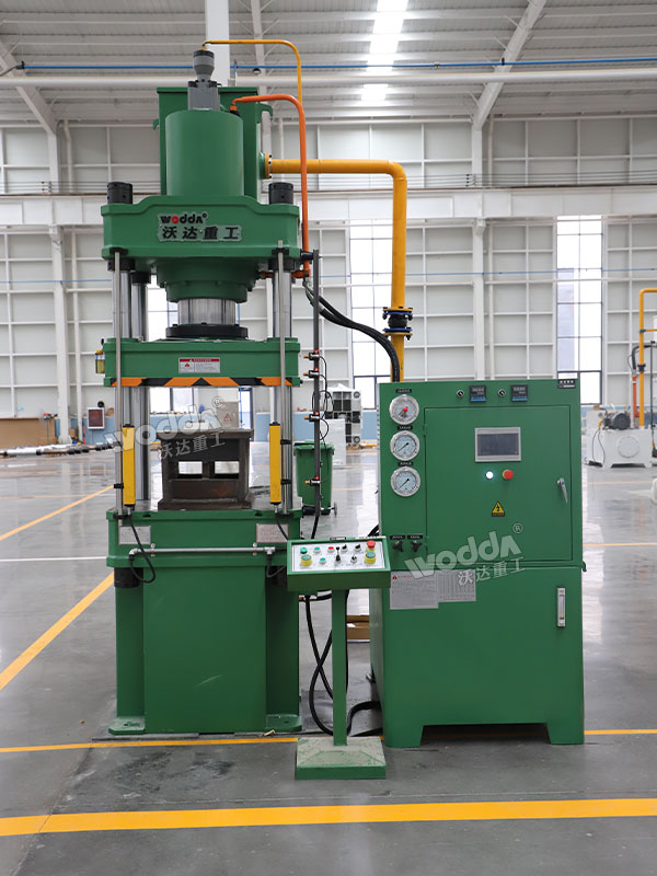 200噸四柱液壓機(jī)車間實(shí)物