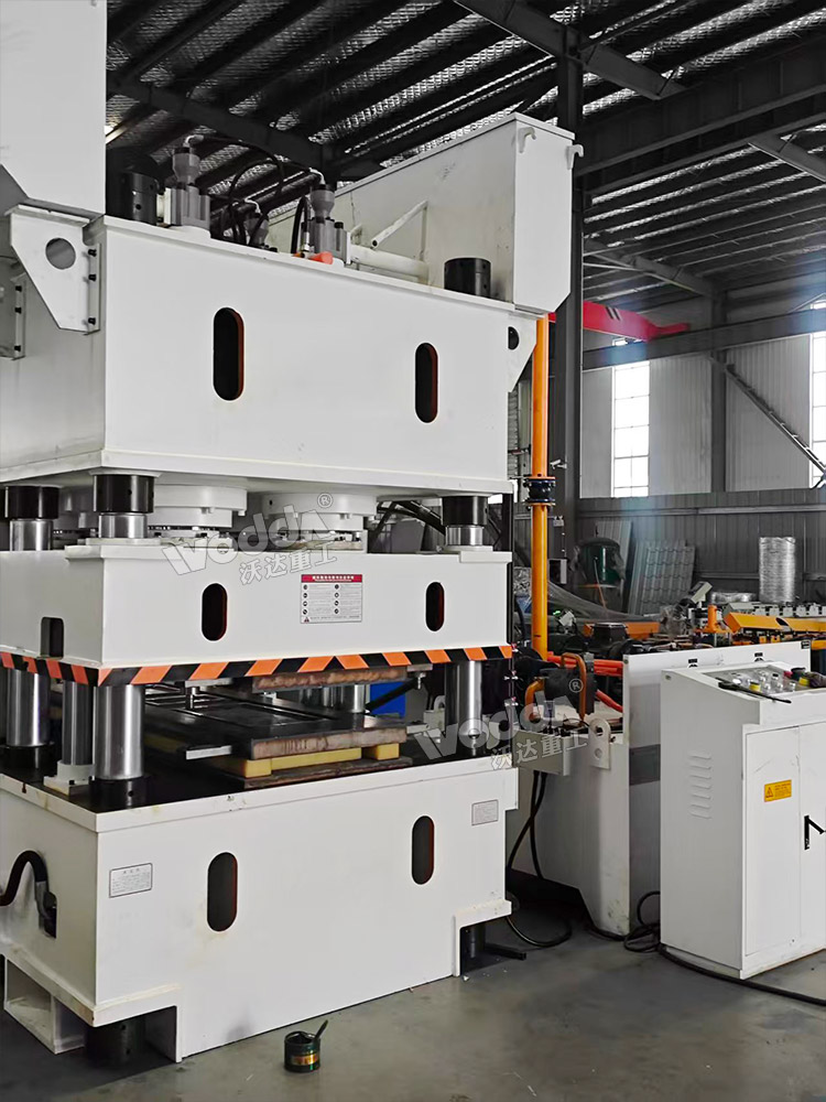 2400噸鋼木門壓花機(jī) 2400噸鋼木門壓花機(jī)