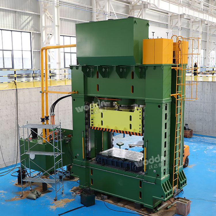 3000噸框架式液壓機車間調(diào)試 3000噸框架式液壓機車間調(diào)試